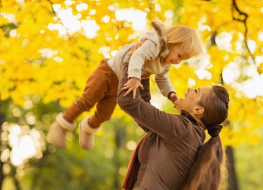 genç anne atan bebek