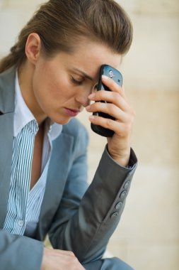 cep telefonu ile ilgili bir iş kadını