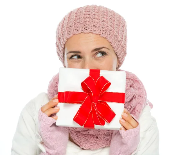 Tankeväckande kvinna i sticka vinterkläder som gömmer sig bakom jul — Stockfoto