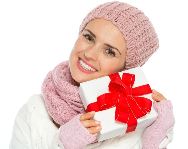 Glückliche Frau in Strickwinterkleidung mit Weihnachtsgeschenk — Stockfoto