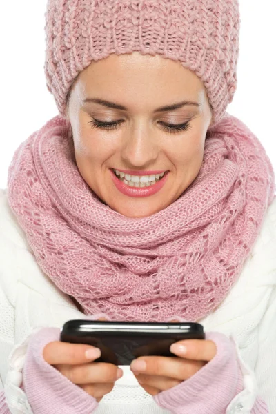 Mulher feliz em tricô roupas de inverno escrevendo mensagem de texto — Fotografia de Stock