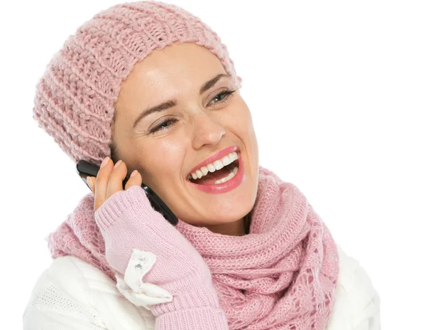 Mulher feliz em tricô roupas de inverno falando móvel — Fotografia de Stock