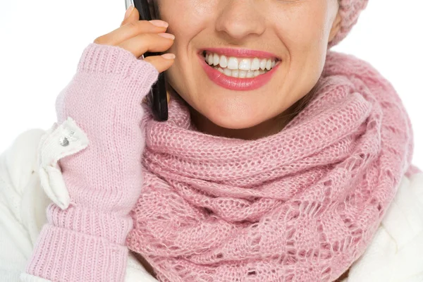 Closeup on happy woman in winter clothing speaking mobile — Stock Photo, Image