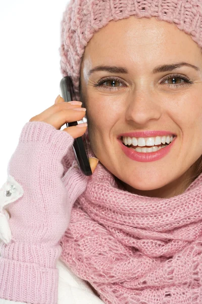 Leende kvinna i sticka vinterkläder tala mobil — Stockfoto