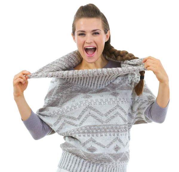 Glückliche Frau spielt mit Pullover-Kragen — Stockfoto