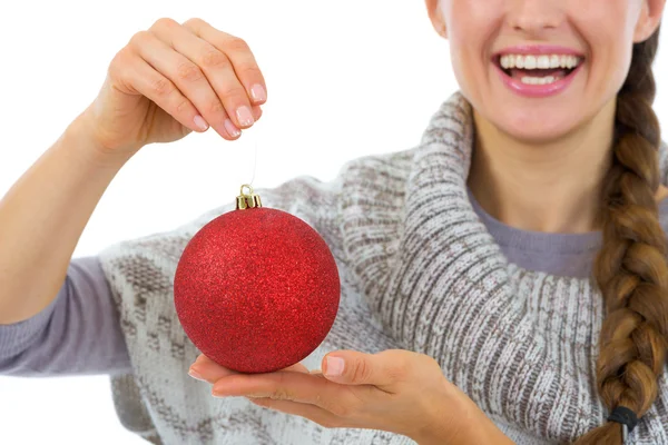 Primer plano en la bola de Navidad en la mano de la mujer sonriente —  Fotos de Stock