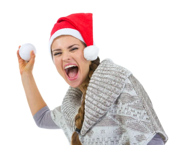 Femme gaie dans le chapeau Santa lancer boule de neige — Photo