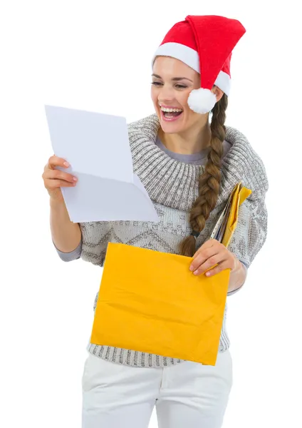 Femme heureuse dans le chapeau de Père Noël lecture lettre de Noël — Photo