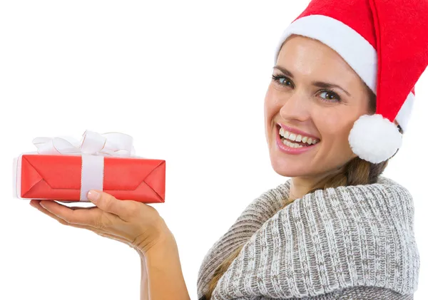 Donna sorridente che tiene il regalo di Natale — Foto Stock