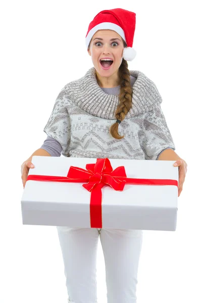 Femme surprise dans le chapeau de Père Noël tenant grand cadeau de Noël — Photo