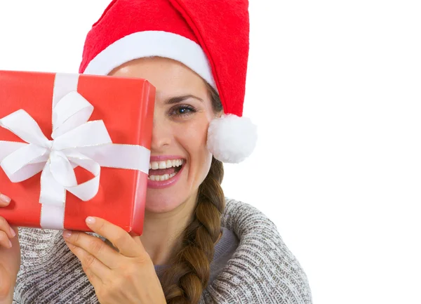 Mujer sonriente en Santa Sombrero sosteniendo regalo de Navidad — Foto de Stock