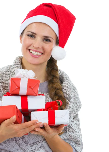 Mujer sonriente en sombrero de Santa con cajas de regalo de Navidad — Foto de Stock