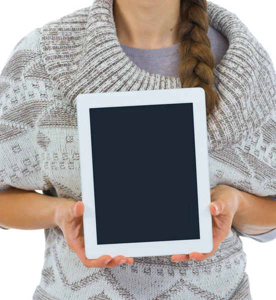 Крупный план на планшетном ПК пустой экран в руках женщины — стоковое фото