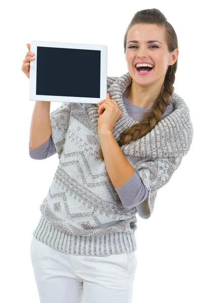 Щаслива жінка в светрі, що показує планшетний ПК порожній екран — стокове фото