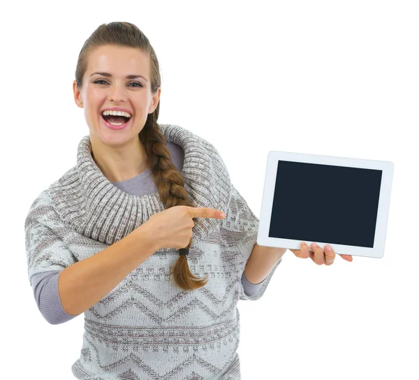 Mujer sonriente en suéter apuntando en la pantalla en blanco de la tableta PC —  Fotos de Stock