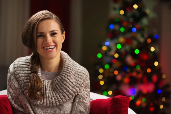 Retrato de mulher feliz com árvore de Natal no fundo — Fotografia de Stock