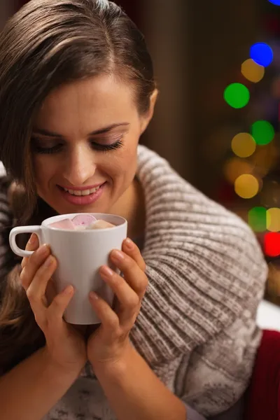 Mulher feliz segurando xícara de chocolate quente com marshmallows — Fotografia de Stock
