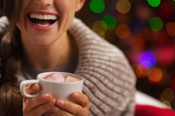 Close-up op warme chocolademelk met marshmallows in hand van gelukkig woma — Stockfoto