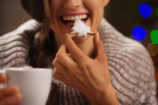 Κινηματογράφηση σε πρώτο πλάνο την ευτυχισμένη γυναίκα τρώει μπισκότο Χριστουγέννων μπροστά από chris — Φωτογραφία Αρχείου