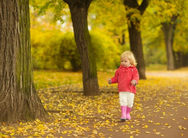 Barnet kör i park — Stockfoto