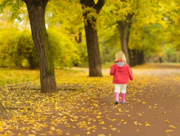 Baby uitgevoerd in park. Achteraanzicht — Stockfoto