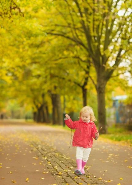 公園で走っている赤ちゃん — ストック写真