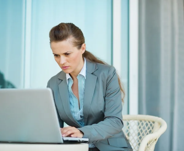 Mulher de negócios trabalhando no laptop no terraço do hotel — Fotografia de Stock