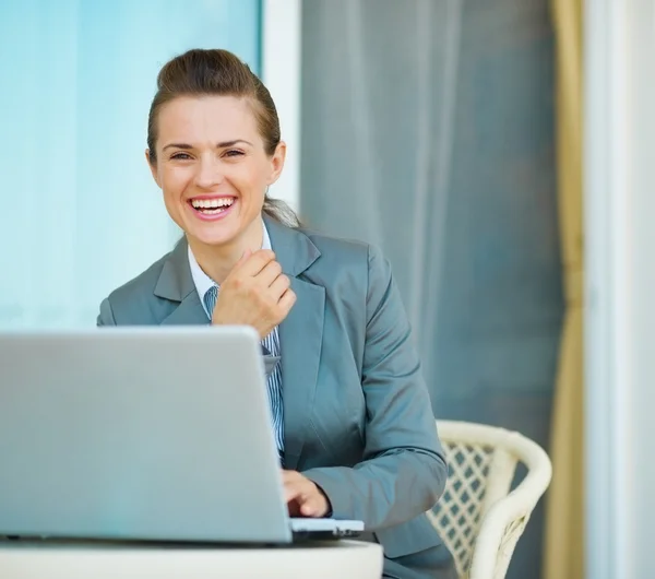 Mujer de negocios feliz trabajando en el ordenador portátil —  Fotos de Stock