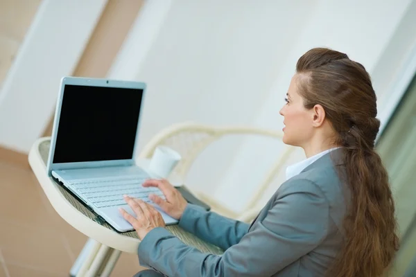 Business woman working on laptop — Stock Photo, Image