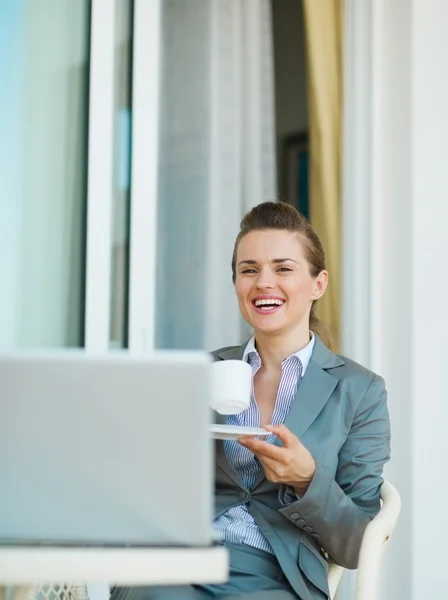 Mujer de negocios bebiendo café — Foto de Stock