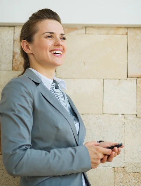 Porträt einer glücklichen Geschäftsfrau, die in die Ferne blickt — Stockfoto