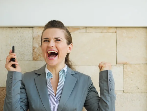 Glückliche Geschäftsfrau freut sich über Erfolg — Stockfoto