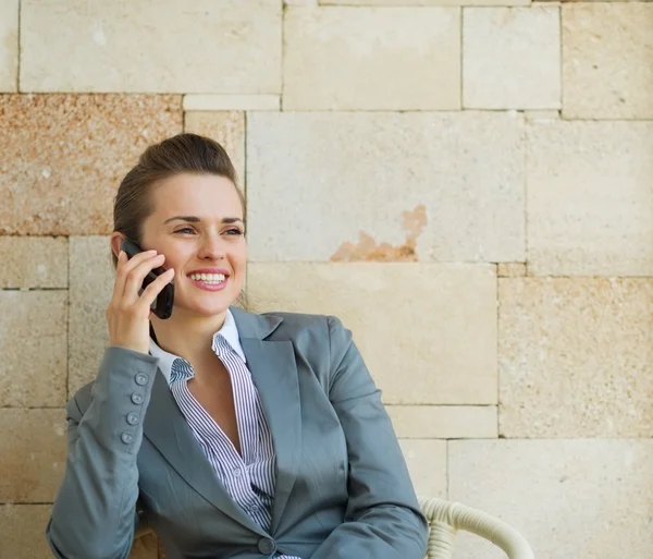 Счастливая деловая женщина говорит по мобильному телефону — стоковое фото