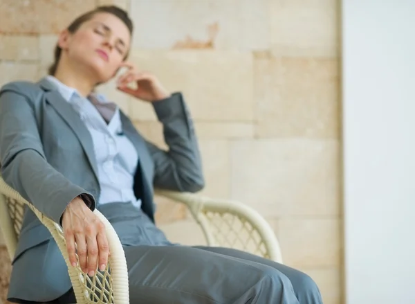 Fechar-se sobre cansado mulher de negócios relaxante na cadeira — Fotografia de Stock