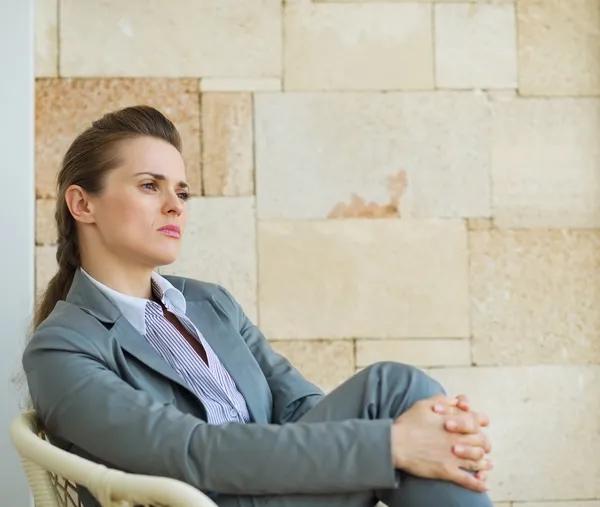 Retrato de mujer de negocios confiada mirando en el espacio de copia — Foto de Stock