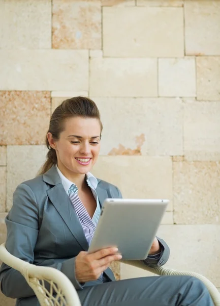 Счастливая деловая женщина с помощью планшетного ПК — стоковое фото