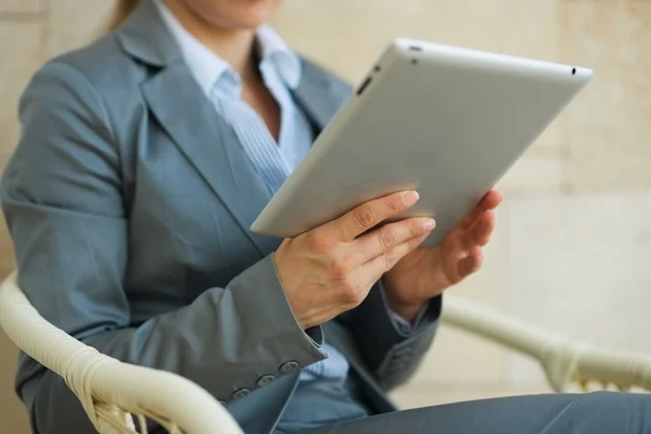 Close-up op zakelijke vrouw gebruiken, tablet pc — Stockfoto