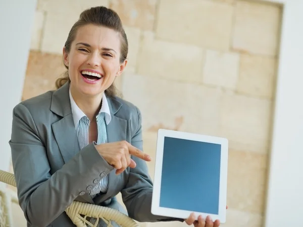 微笑着指向 tablet pc 上的商界女强人 — 图库照片