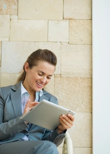Uśmiechający się biznesowych przy użyciu komputera typu tablet — Zdjęcie stockowe