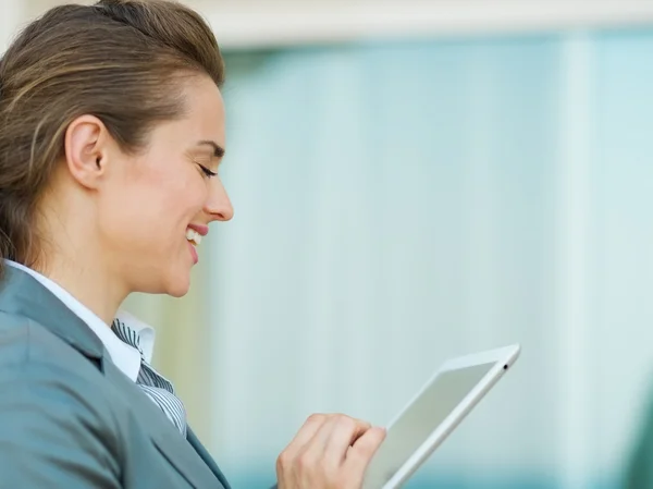 Mujer de negocios feliz uso en la tableta PC — Foto de Stock