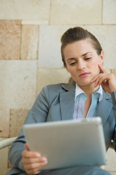 Mulher de negócios pensativo olhando em tablet PC — Fotografia de Stock