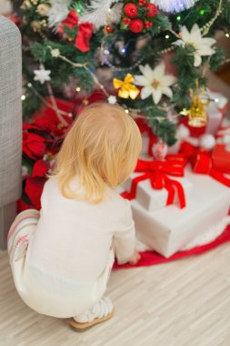 kurutulmuş limon ile üzerine beyaz izole köknar ağacı Noel çelenkNoel Noel ağacı altında mevcut alarak bebeğim. vi arka