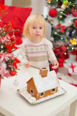Bebek kurabiyeleri Noel kurabiye evi yeme portresi