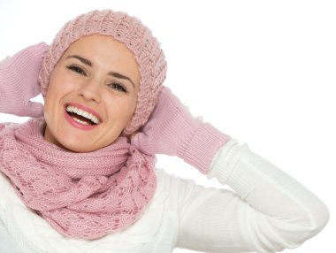 örgü atkı, şapka ve eldiven mutlu bir kadın portresi