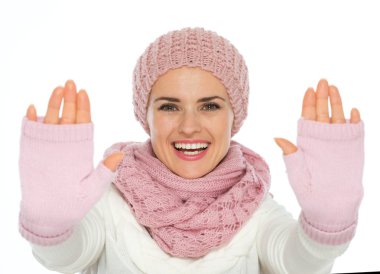 mutlu genç kadın örgü kış giysileri ile el çerçeveleme