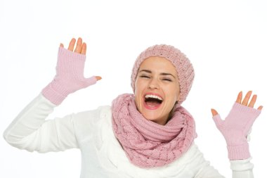 örgü atkı, şapka ve eldiven neşeli kadın portresi
