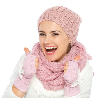 örgü atkı, şapka ve başparmak gösterilen mittens gülümseyen kadın