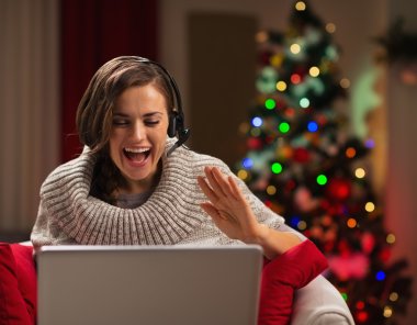 Aile ile Noel görüntülü sohbet sahip mutlu bir genç kadın