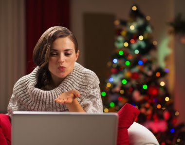 mutlu genç kadın sevgilisi ile Noel görüntülü sohbet sahip
