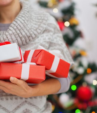 tatlı Noel hediyesi olarak kadın ellerinde kutular